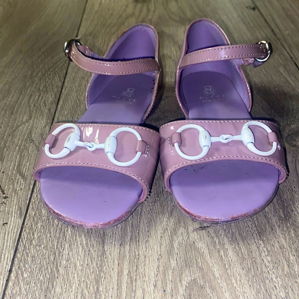 Gucci —>Fits size 6 1/2 toddler size maybe 7 too